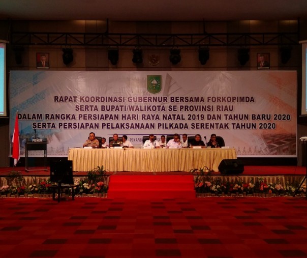 Gubri Syamsuar dan Wagubri Edy Natar Nasution bersama Forkopimda Riau saat rapat koordinasi di Hotel Premier Pekanbaru, Rabu (11/12/2019). Foto: Surya/Riau1.