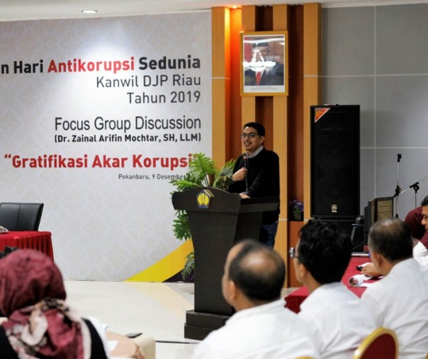 Direktur Pusat Kajian Antikorupsi Universitas Gadjah Mada Zainal Arifin Mochtar saat menjadi pembicara di Hari Antikorupsi Sedunia di Kantor DJP Riau, Rabu (11/12/2019). Foto: DJP Riau.