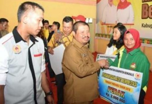 Bupati Bengkalis, Amril Mukminin didampingi Ketua KONI Bengkalis saat penyerahan bonus atlet berprestasi tahun 2018 lalu