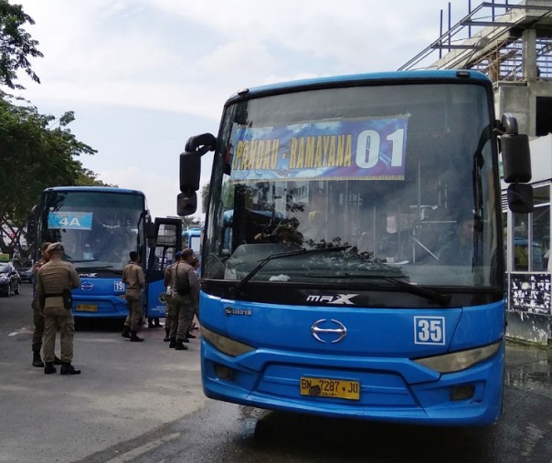 Bus TMP saat menunggu penumpang di Halte Ramayana Pekanbaru. Foto: Surya/Riau1.
