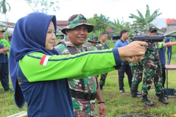 Latihan menembak petugas Bea Cukai Tembilahan