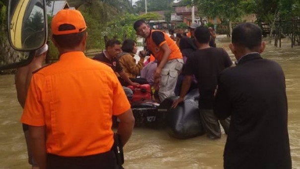 Petugas BPBD Kampar mengevakuasi warga korban banjir di Kecamatan Gunung Sahilan