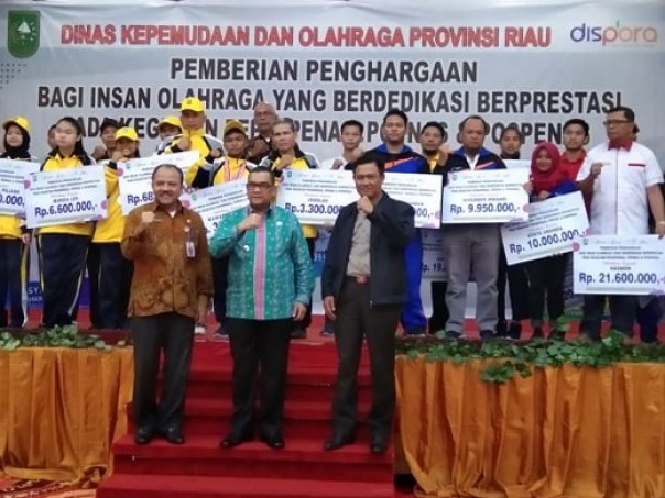 Wakil Gubernur Riau, Edy Natar didampingi Kepala Dispora Riau, Doni Aprialdi usai pemberian bonus bagi atlet dan pelatih berprestasi