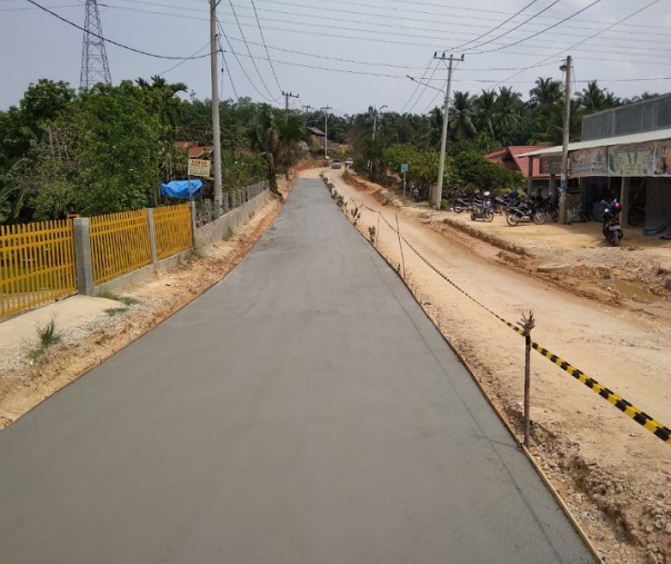 Jalan Badak Ujung di Tenayan Raya Pekanbaru dalam proses pengerasan dengan beton. Foto: Surya/Riau1.