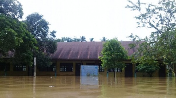 Salah satu bangunan sekolah di Kuansing terendam banjir