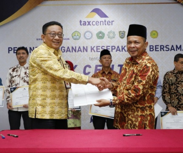 Proses penandatanganan dengan 9 perguruan tinggi di Riau. Foto: DJP Riau.