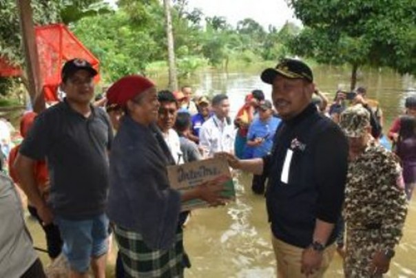 Bupati Kampar, Catur Sugeng menyerahkan bantuan kepada korban banjir di Kecamatan Kampa dan Kecamatan Kampar Utara