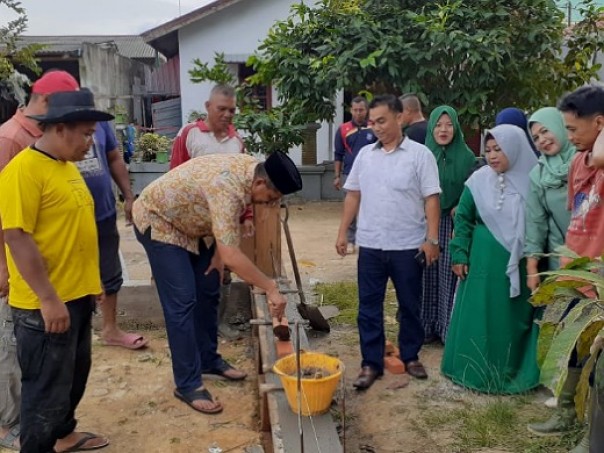 Bupati Siak, Alfedri saat peletakan batu pertama pembangunan stadion mini di Perawang