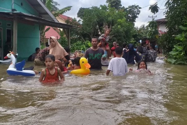 Jadi Tempat Wisata Dadakan, Lokasi Banjir di Kampar Ramai Didatangi Pengunjung