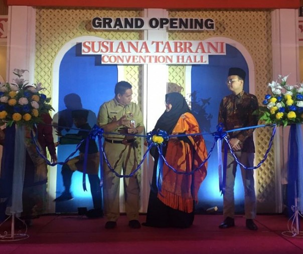 Pembina Yayasan Abdurrab, Susiana Tabrani, saat memotong pita tanda diresmikannya Susiana Tabrani Convention Hall, Senin (16/12/2019). Foto: Riau1.