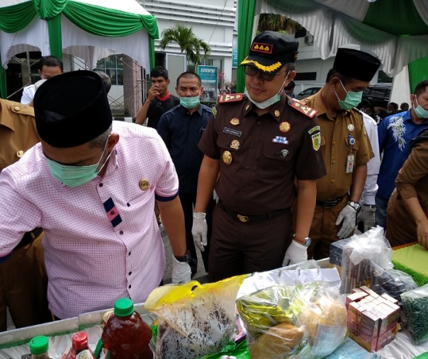 Kajari Pekanbaru, saat memimpin pemusnahan barang bukti di kantornya, Selasa siang.