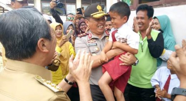Kapolda Riau menyapa anak-anak dan warga Kuansing yang terdampak banjir