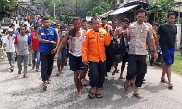 Proses evakuasi korban tenggelam di Sungai Batang Antan