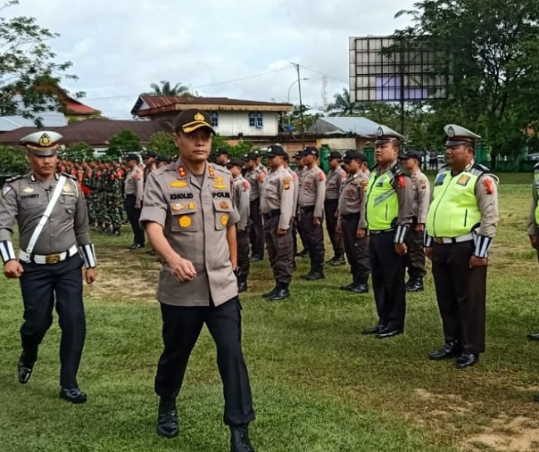 Kapolres Kampar melakukan pengecekan pasukan dalam apel Operasi Lilin Muara Takus 2019.