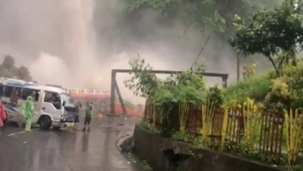 Air Terjun Lembah Anai, Sumbar, mengamuk, Minggu sore. 