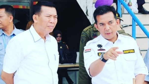 Wali Kota Pekanbaru, Firdaus bersama Kepala Dispora Kota Pekanbaru, Zulfahmi Adrian