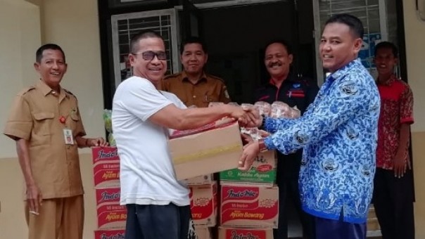 Penyerahan bantuan untuk korban banjir di Kecamatan Sentajo Raya