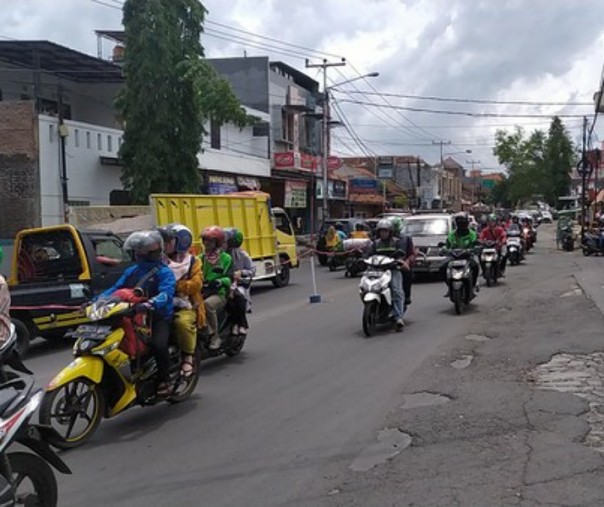 Menyalakan lampu motor di siang hari. Foto: Detik.com.