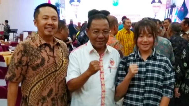 Ketua KONI Riau, Emrizal Pakis dan pegolf muda Riau Valencia Andov bersama ayahnya Tommy F Ganih usai penyerahan bonus akhir tahun 2019 (foto: barkah/riau1.com)