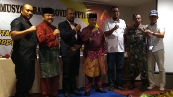 Wagubri, Edy Natar bersama Ketua Pengprov FPTI Riau, Ade Agus Hartanto saat pembukaan Musorprov FPTI Riau (foto: barkah/riau1.com)