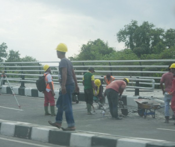 Para pekerja sedang mengebor ujung Jembatan Siak IV pada Jumat (27/12/2019) petang. Foto: Surya/Riau1.