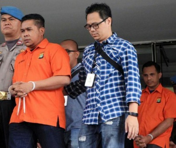 Dua polisi penyerang Novel Baswedan digiring ke Mabes Polri. Foto: Detik.com. 