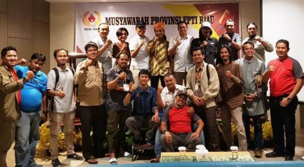 Ketua Pengprov FPTI Riau terpilih, Yudhi MS (pakai tanjak) bersama sejumlah pengurus Pengcab FPTI kabupaten/kota se-Riau usai Musprov FPTI Riau