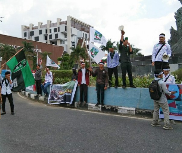 Mahasiswa yang tergabung dalam HMI Riau Kepri dan KAMMI Riau saat beroperasi di Bundaran Tugu Zapin, Senin (30/12/2019) petang. Foto: Istimewa. 