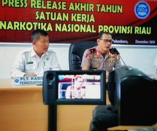 Brigjen Untung didampingi Kabid Pemberantasan Kompol Khodirin dalam jumpa persnya Senin siang