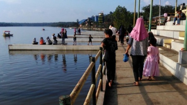 Sejumlah masyarakat berekreasi di venue dayung eks PON Riau di Kebun Nopi Kuansing