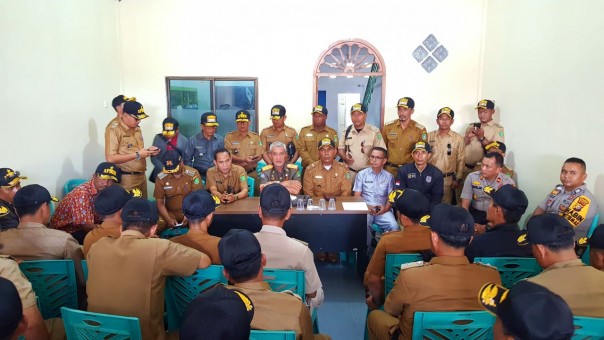 Seluruh kepala desa di Kepulauan Meranti melakukan rapat bersama wakil bupati Kepulauan Meranti,  Drs H Said Hasyim, mereka menuntut gaji mereka segera dibayarkan