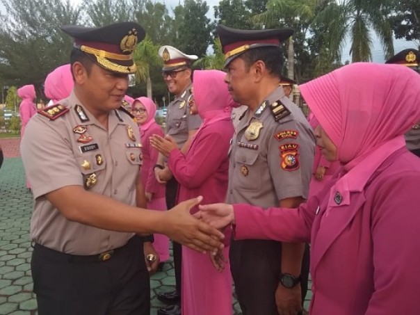 Kapolres Siak, AKBP Doddy F Sanjaya menyalami anggota yang mendapat kenaikan pangkat di awal tahun 2020