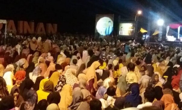 Lautan Manusia penuhi kawasan parkir Pantai Carocok, Rabu malam tadi, mendengar ceramah UAS.