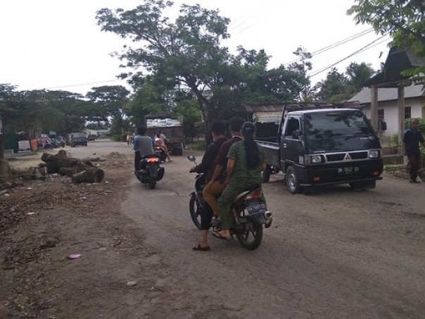Jalan Pertiwi di Kampung Pinang Sebatang Timur (PST) Kecamatan Tualang, Kabupaten Siak masih belum diperbaiki PT Pelindo 1