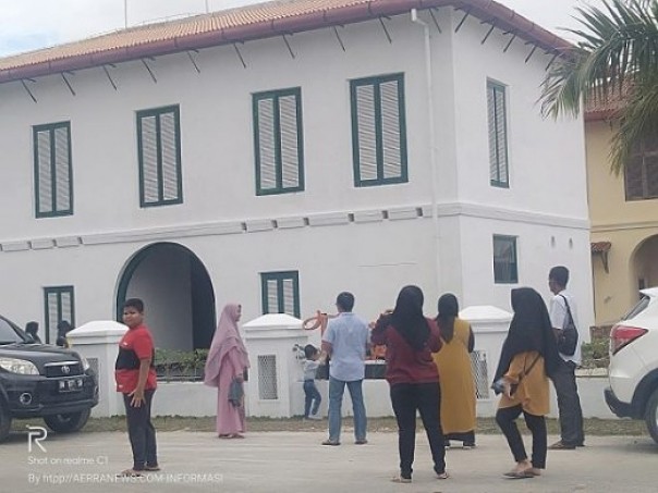 Sejumlah wisatawan berkunjung ke Tangsi Belanda di Kabupaten Siak saat libur akhir tahun 2019