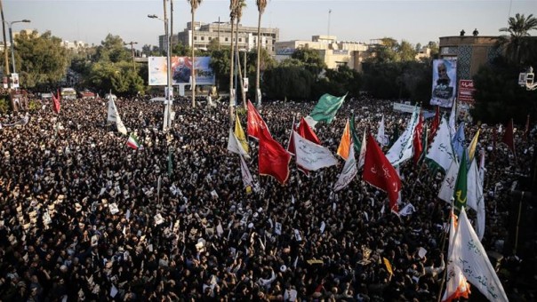 Puluhan Ribu Orang Berduka Saat Jenazah Soleimani Kembali ke Iran