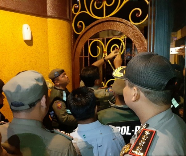 Proses penyegelan yang dilakukan Satpol PP Pekanbaru, bersama DPMPTSP dan disaksikan pihak kepolisian (Polresta Pekanbaru) terhadap tempat hiburan Queen Club