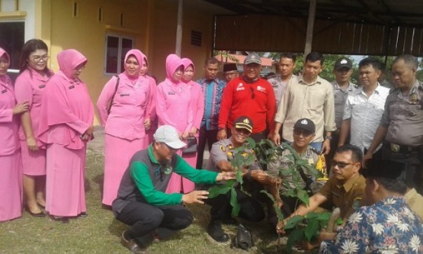 Kapolsek Tualang melakukan penanaman pohon