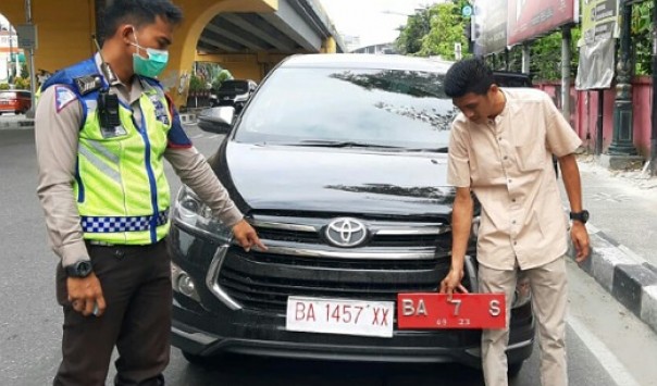 Petugas dari Satlantas Polresta Pekanbaru meminta pengemudi mobil mengganti plat nomor modifikasi dengan yang asli