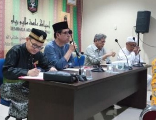 Ketua DPH LAM Pelalawan, Tengku Zulmizan Farinja bersama Ketua MKA LAM Riau, Datuk Al Azhar saat membahas Perda RTRW Pelalawan yang menuai polemik