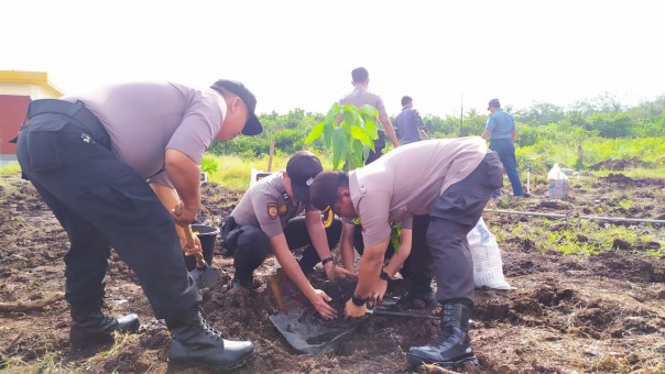 Kegiatan Penanaman Pohon di Halaman Polres Kepulauan Meranti, Jumat (10/1/2020) pagi.