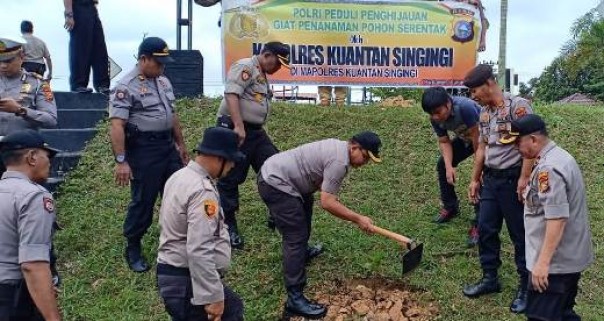 Kapolres Kuansing, AKBP Henky Poerwanto melakukan penanaman pohon