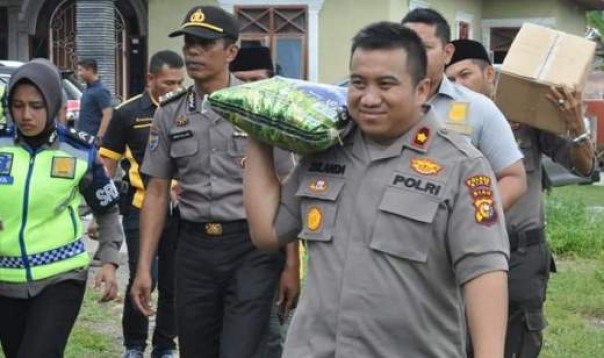 Wakapolres Siak, Kompol Zulanda membawa sembako untuk warga kurang mampu di Siak