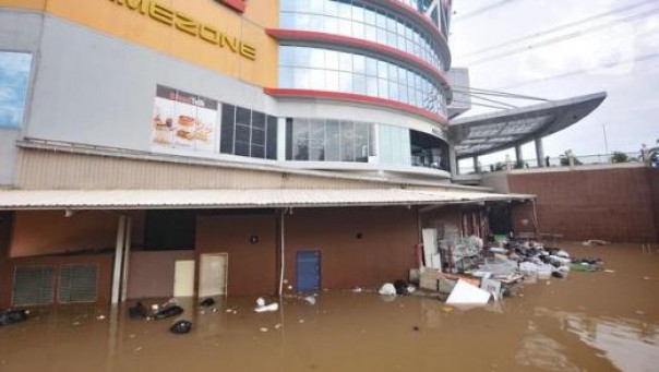 Mal di Jakarta terpaksa tutup akibat terendam banjir