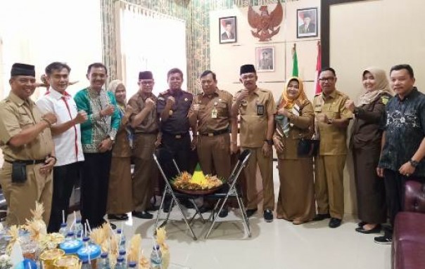 Kajari Inhil bersama mitra dan koleganya saat milad ke 52