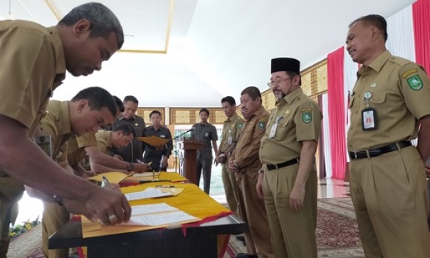 Bupati Bengkalis, Amril Mukminin saat penyerahan DPA dan SK pendamping desa