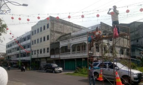 Sejumlah masyarakat mulai memasang lampion di sepanjang jalan di Kota Bengkalis