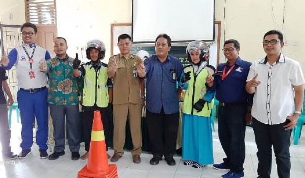 Tim Safety Riding Capella Honda Riau menyerahkan perlengkapan keselamatan berkendara kepada SMKN 1 Pangkalan Lesung