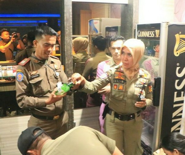 Petugas Satpol PP Pekanbaru menyita minuman keras di salah satu tempat hiburan malam saat razia, Rabu (8/1/2020) dini hari. Foto: Satpol PP Pekanbaru.