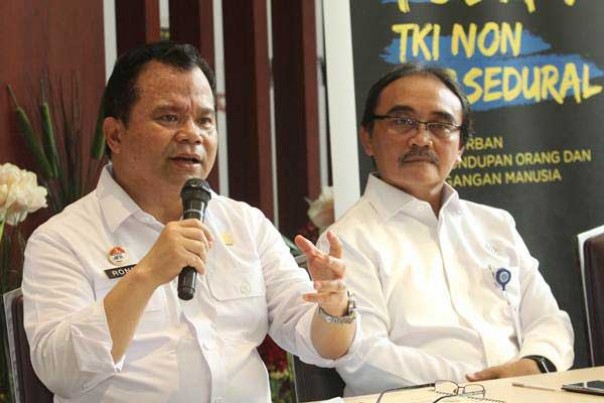 Dirjen Imigrasi Ronny F Sompie didampingi Direktur PPTKLN Kemenaker Soes Hindarno kepada pers, Selasa.
